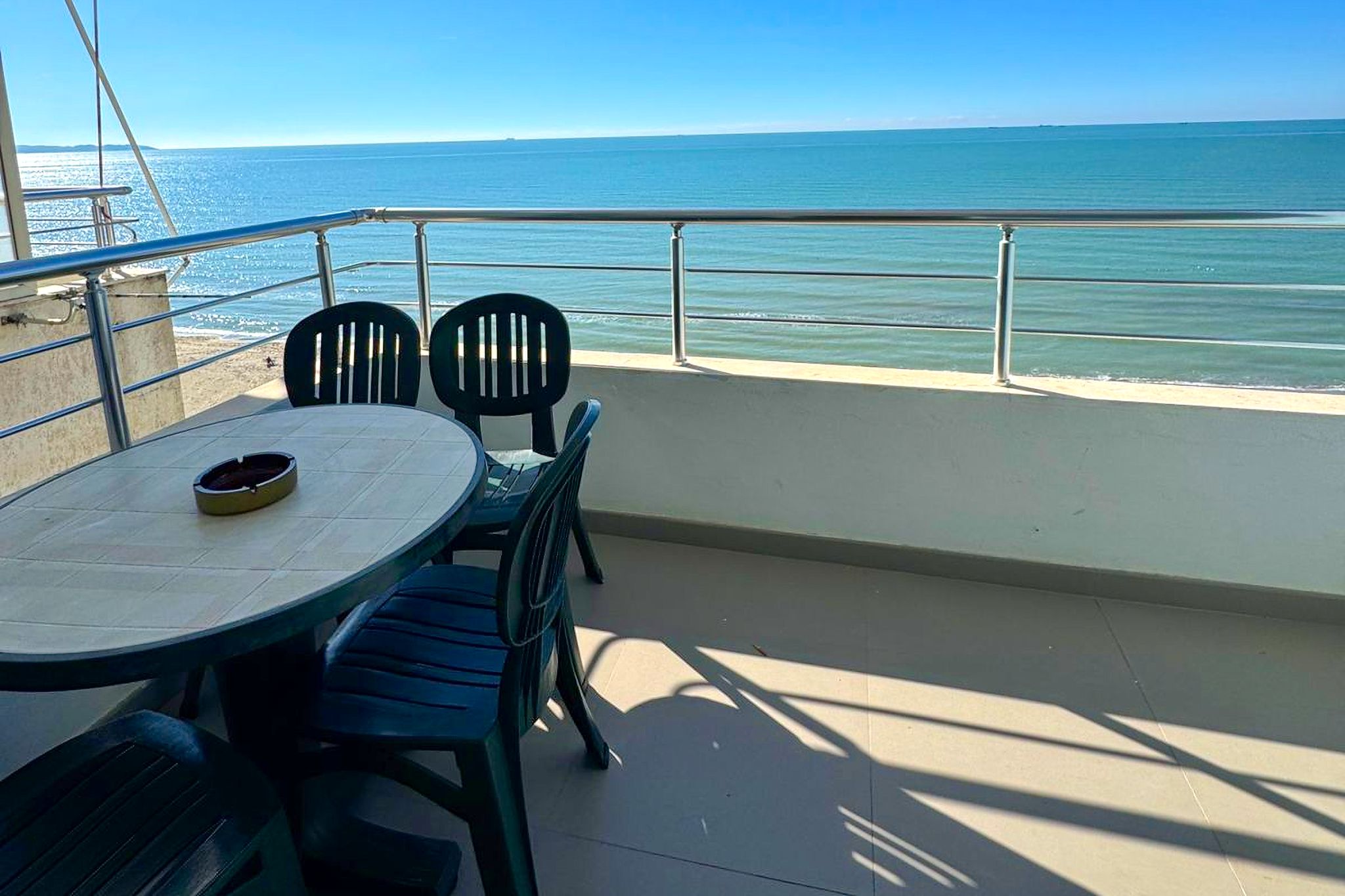 Luxury 2+2 apartment on the 7th floor, first line to the sea - 2 bedrooms, 2 bathrooms, spacious living room with kitchen and balcony with direct sea view, 84 sqm, €300,000 with garage and energy certificate - Mali i Robit, Albania