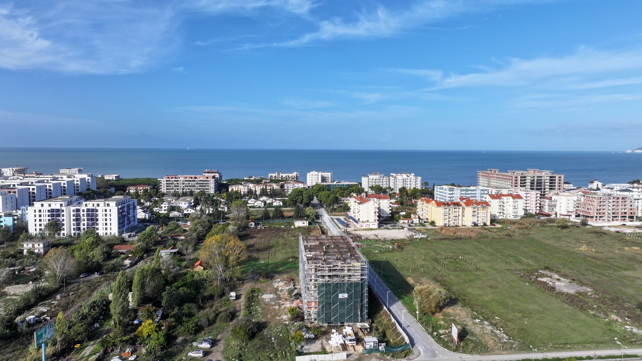 Spacious apartment 2+KK 92m² in Golem - modern living room with dining area