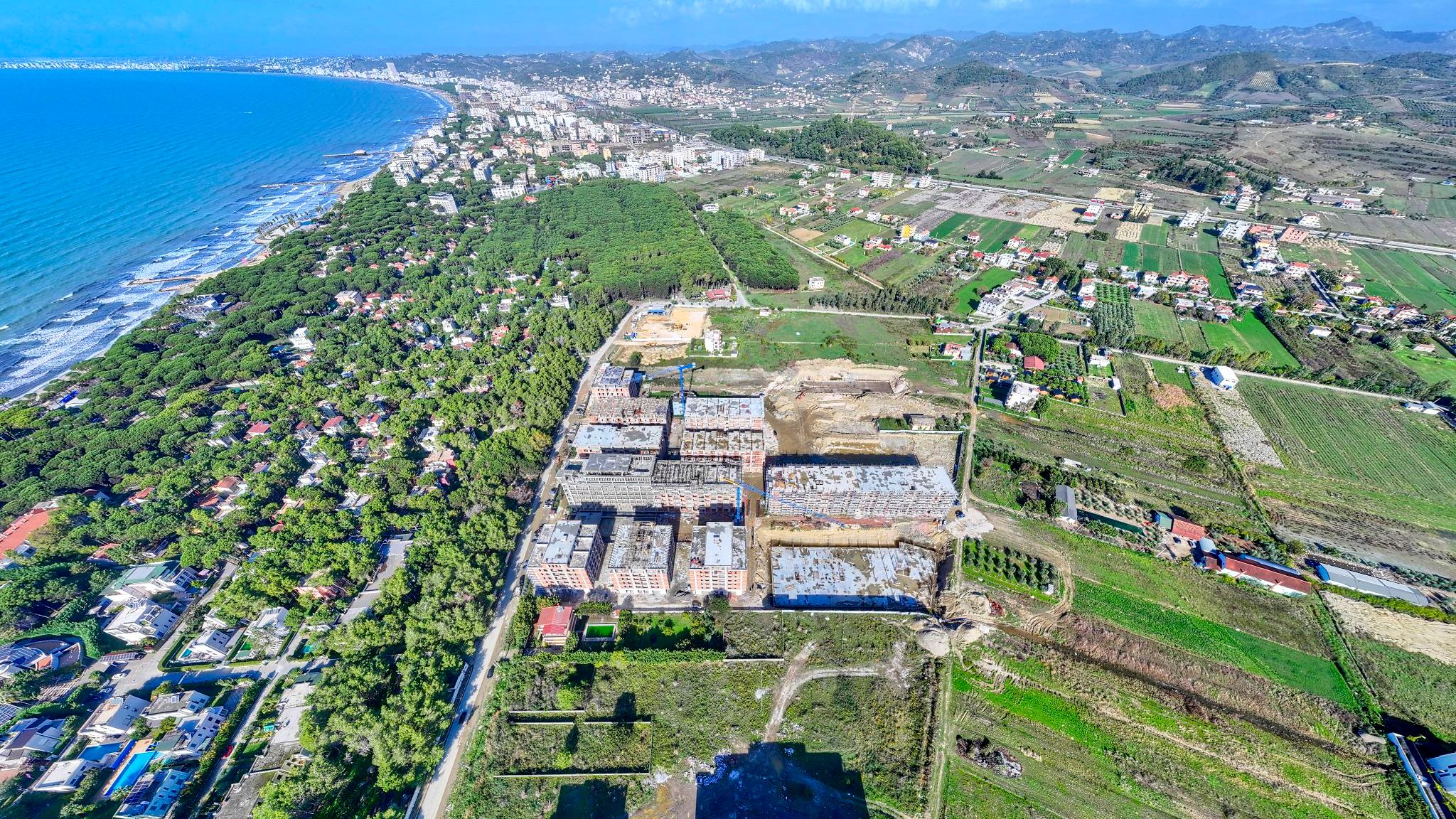 Apartment 1+KK 69m² in Qerret - living room with kitchenette and terrace